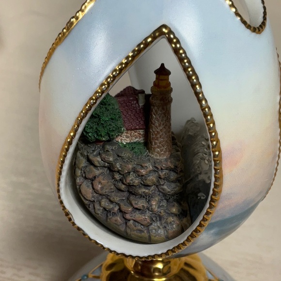 2005 Thomas Kinkaid Beacon of Hope Lights of Faith Musical Porcelain Egg - Picture 7 of 10
